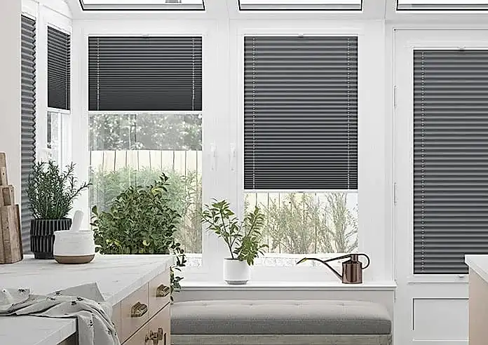 Salon İçin Modern Plise Perde – Şık ve Işığı Ayarlayan Tasarım