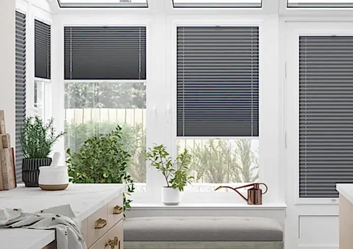 Salon İçin Modern Plise Perde – Şık ve Işığı Ayarlayan Tasarım