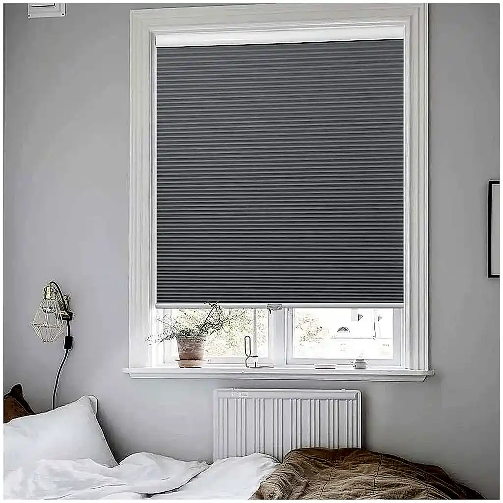 Salon İçin Modern Plise Perde – Şık ve Işığı Ayarlayan Tasarım
